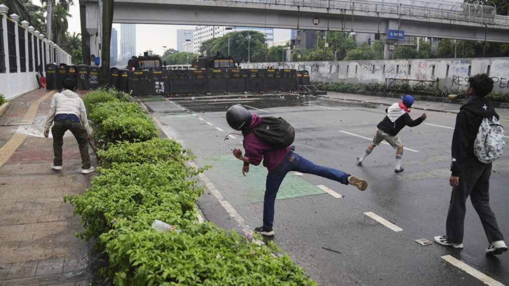 Indonesian leaders pledge to cancel the perks of lawmakers after the protest.