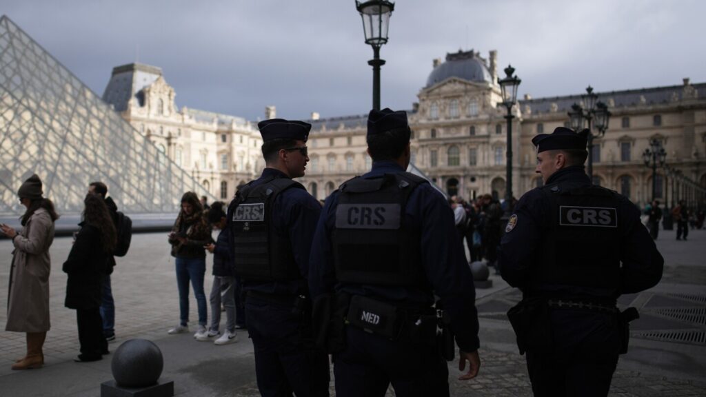 Police admit major security flaws at Louvre after jewelry heist