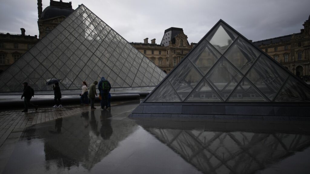 Former thief says he warned Louvre of security weaknesses before jewel heist